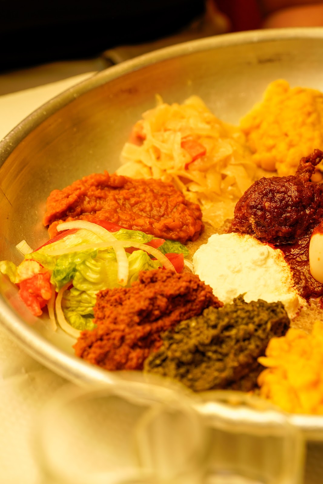Assiette éthiopienne sur injera