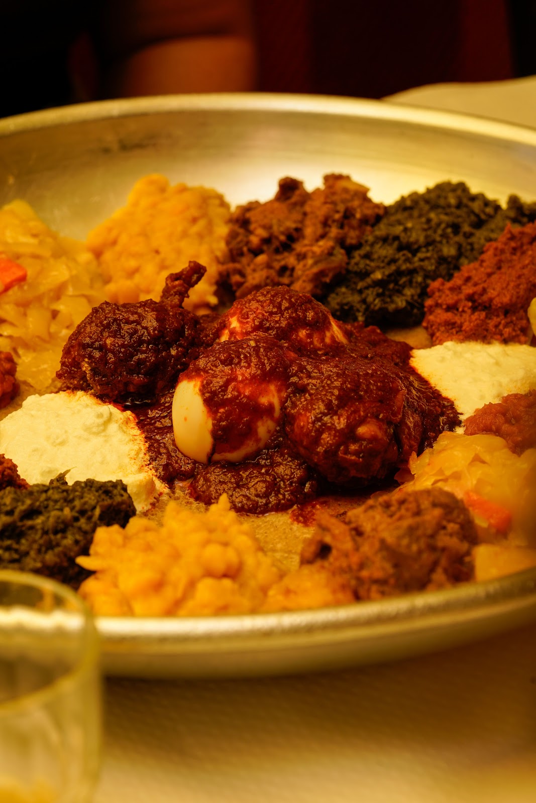 Plat de viandes et légumes épicés