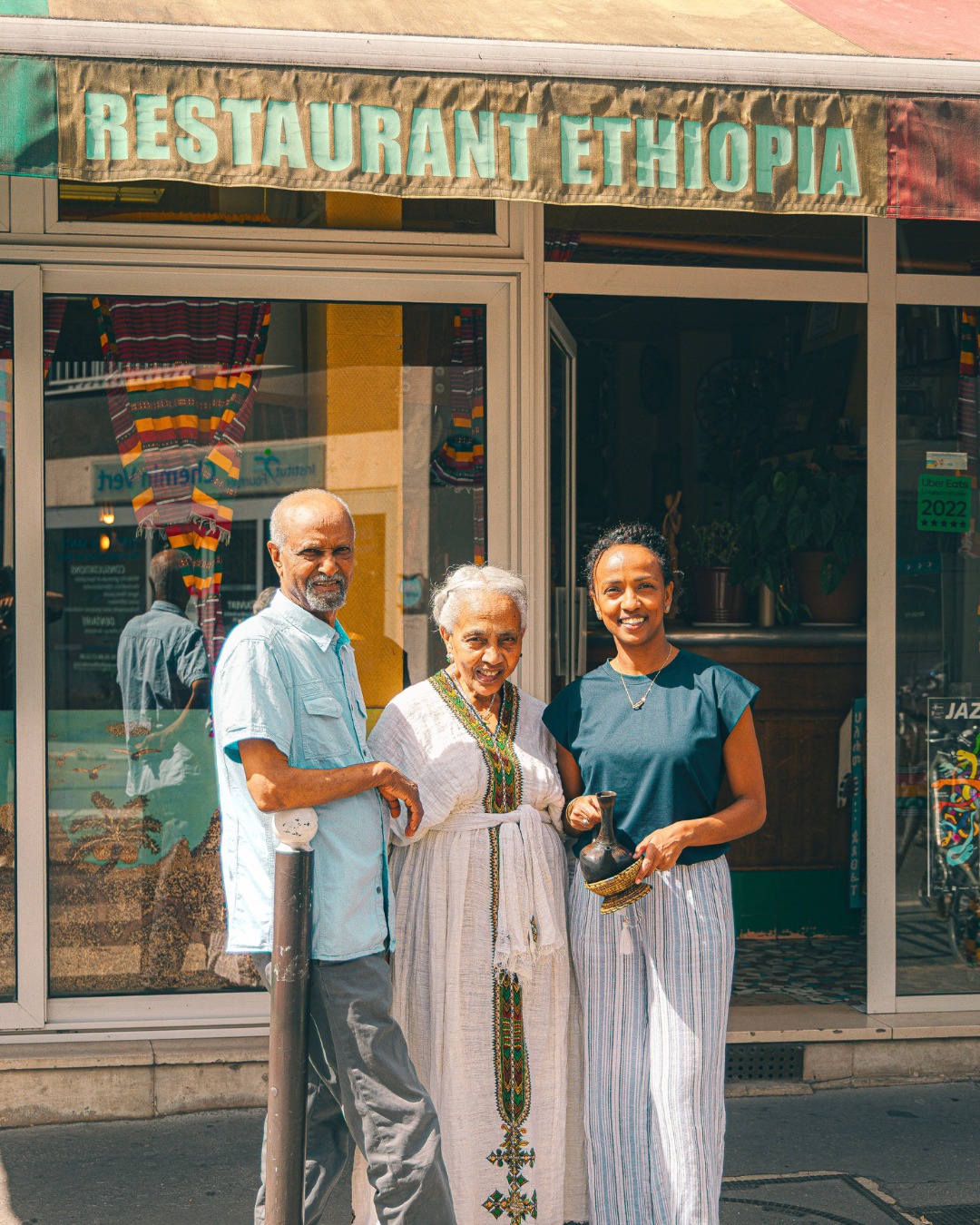 La famille devant l’enseigne Restaurant Ethiopia, rue du Chemin Vert